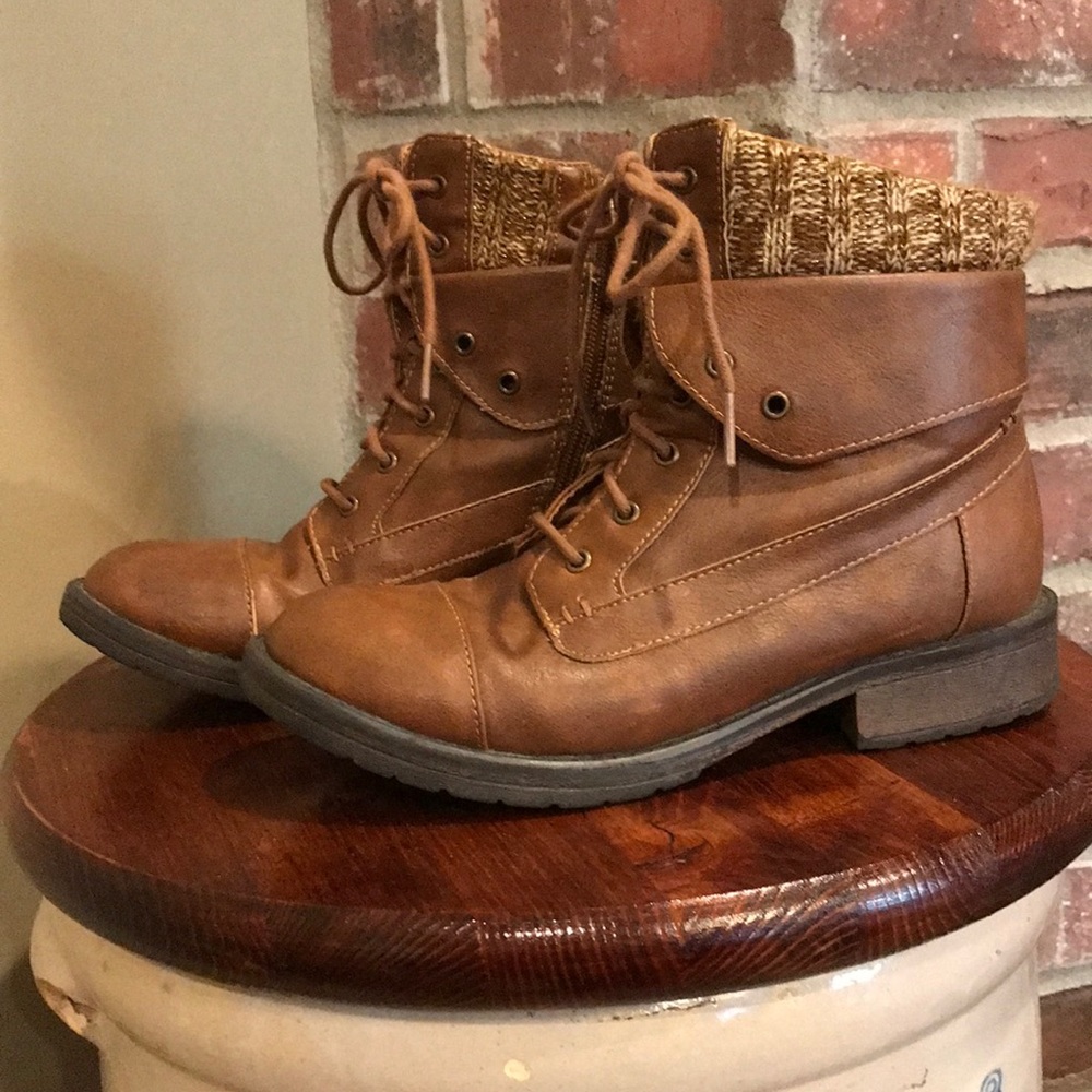 Girls brown leather boots. Size 5.